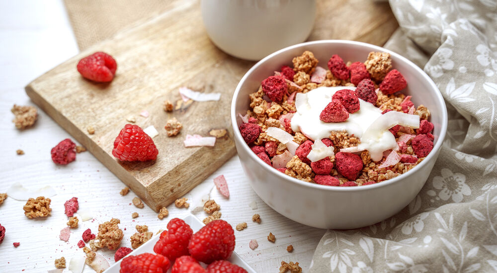 Proteinová granola KetoDiet s malinami a kokosem, bez přidaného cukru